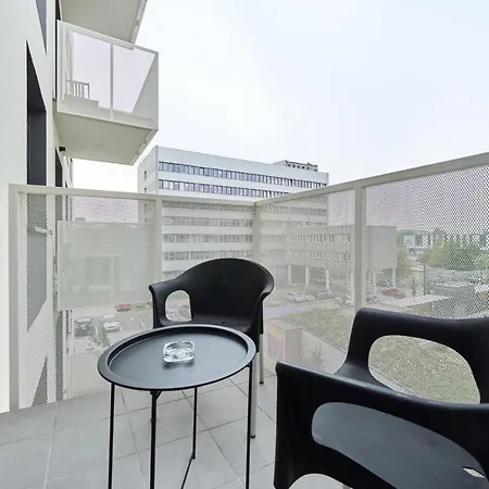 Stylish With Balcony By Renters Daire *