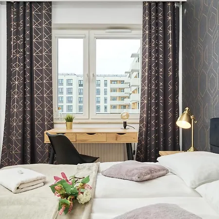 Stylish With Balcony By Renters