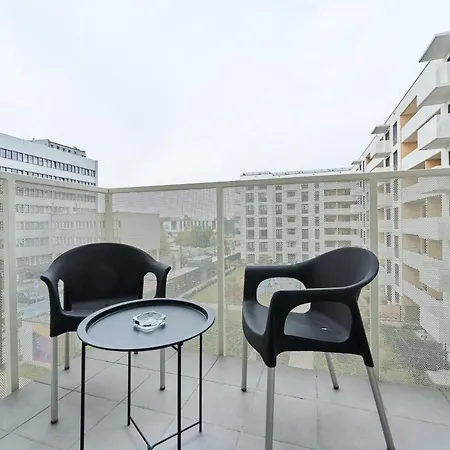 Stylish With Balcony By Renters